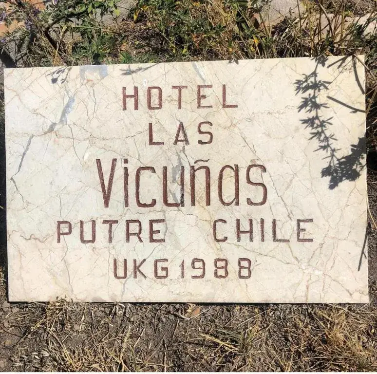Letrero de mármol: HOTEL LAS VICUÑAS, Putre Chile, UKG 1988