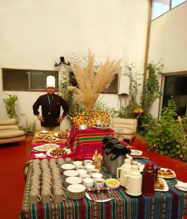 Chef junto a mesa de buffet en el patio del hotel