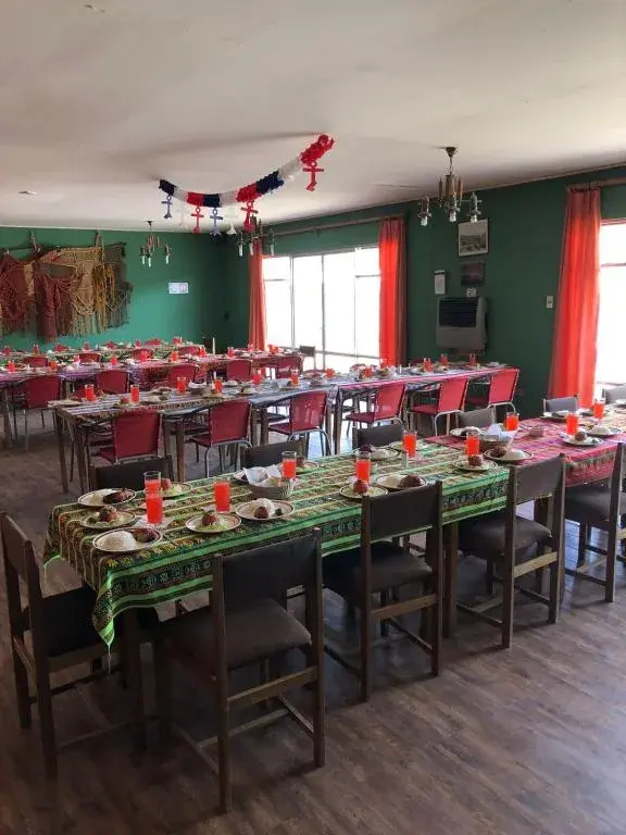 Comedor del hotel con mesas largas y manteles aymara