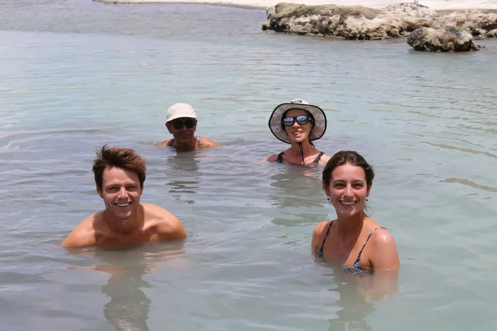 Pasajeros disfrutando las Termas de Polloquere en el Salar de Surire