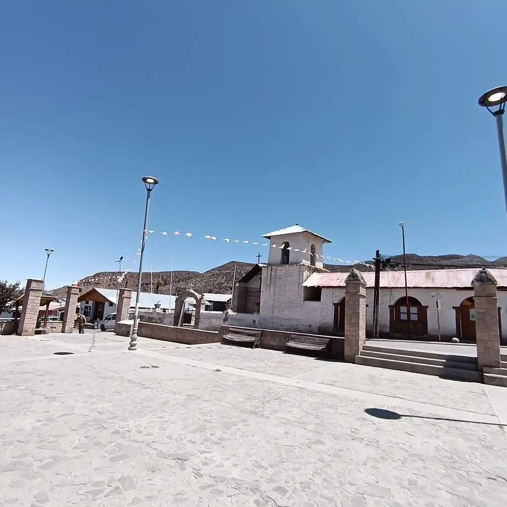 Calle de Putre con el cerro al fondo