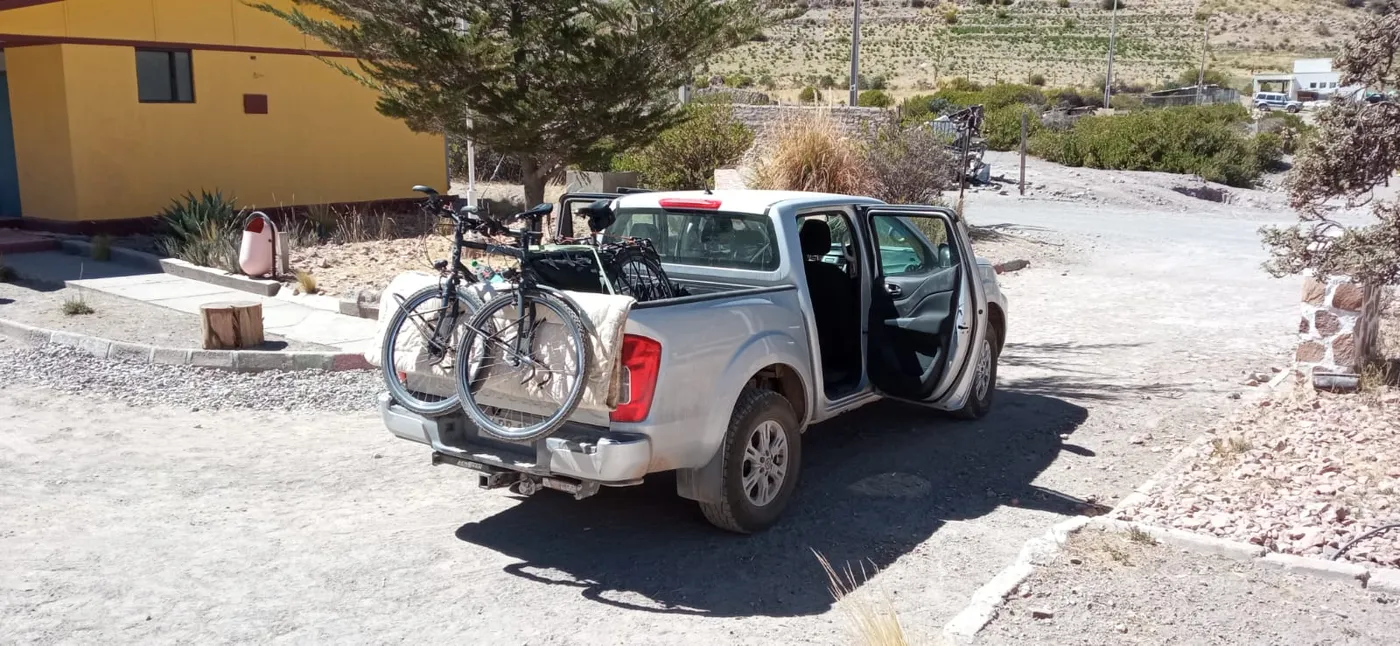 Camioneta con dos bicicletas cargadas en la parrilla trasera, lista para el traslado