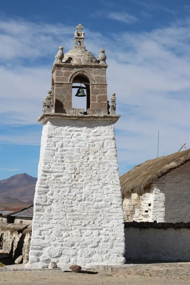 Campanario de piedra blanca de la iglesia de Guallatire