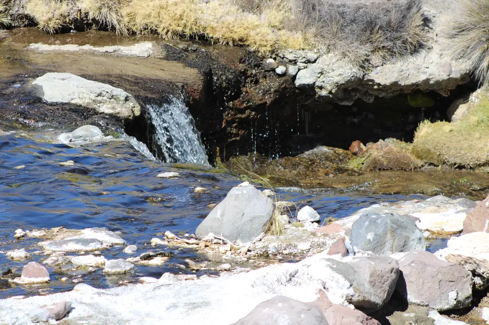 Cascada de un arroyo en el altiplano