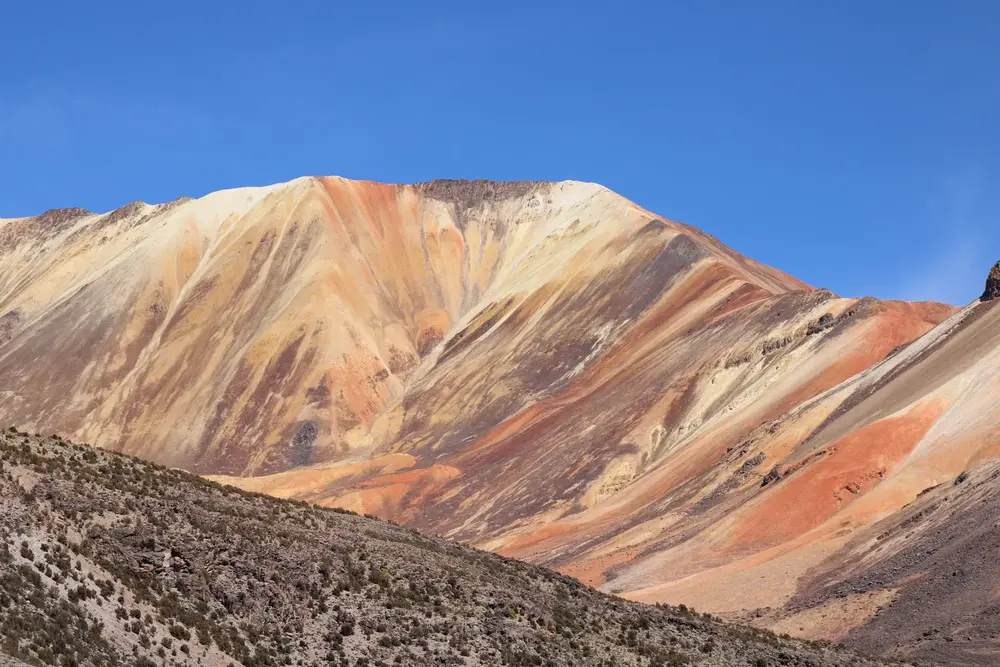 Cerros de colores de Suriplaza, la joya escondida del altiplano