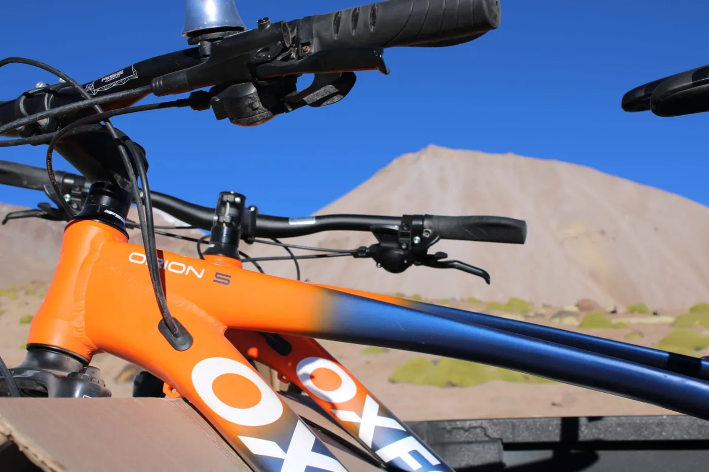 Bicicleta de montaña lista para salir, cordillera del altiplano al fondo