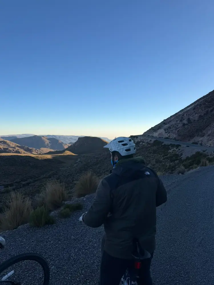 Ciclista en ruta de montaña del altiplano