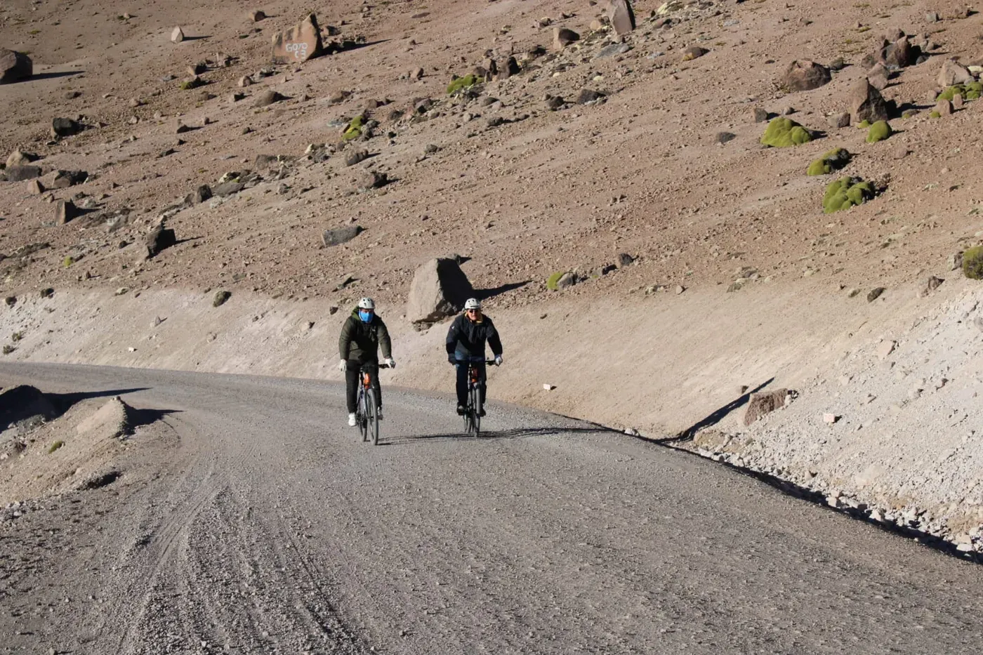 Ciclistas bajando por un camino de ripio en el altiplano
