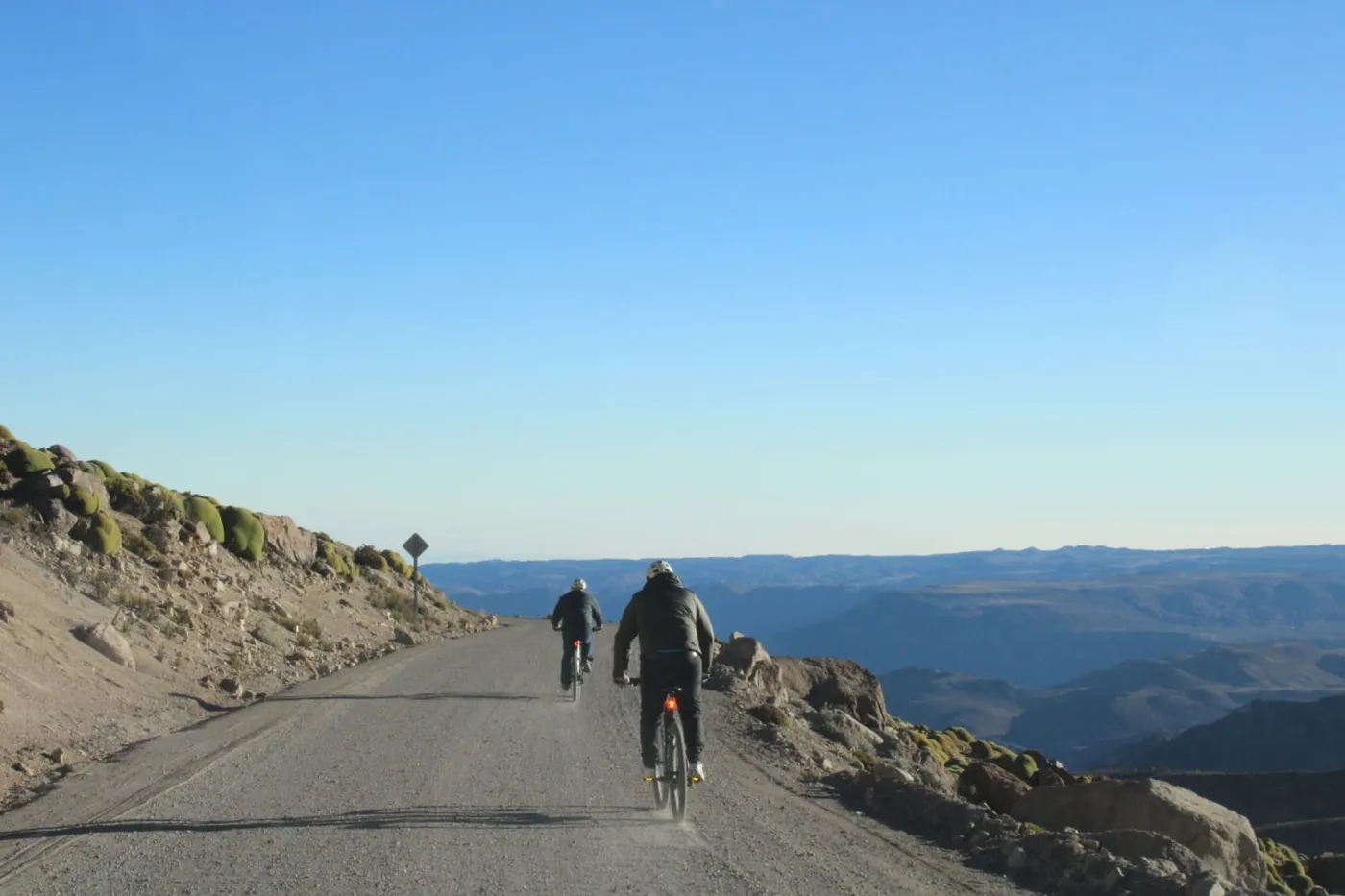 Ciclistas en el camino hacia la cumbre, altiplano chileno