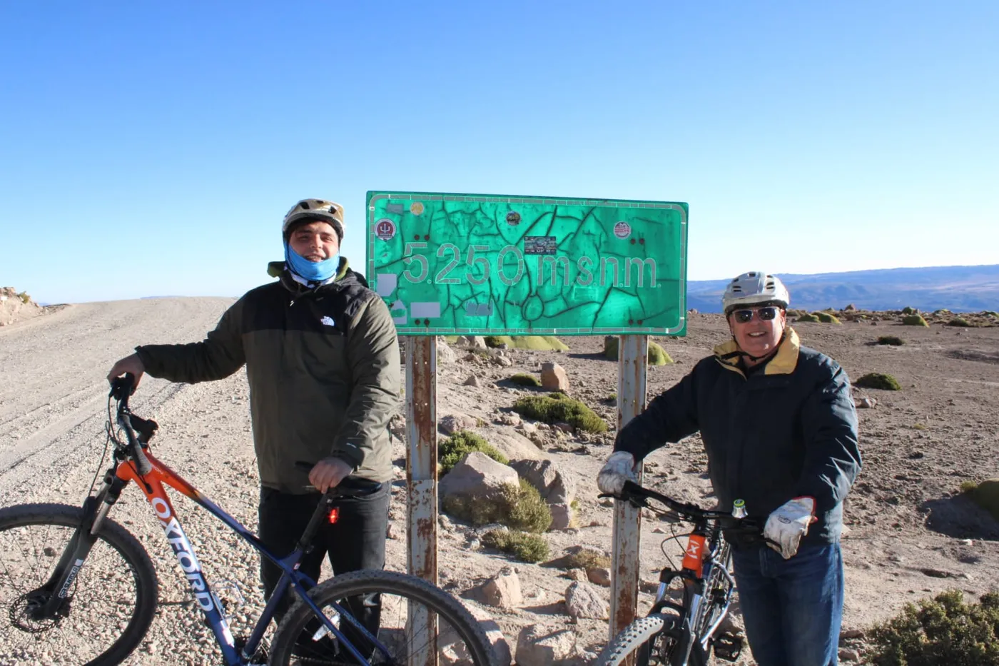 Ciclistas junto al cartel de los 5.250 m.s.n.m., cumbre del circuito