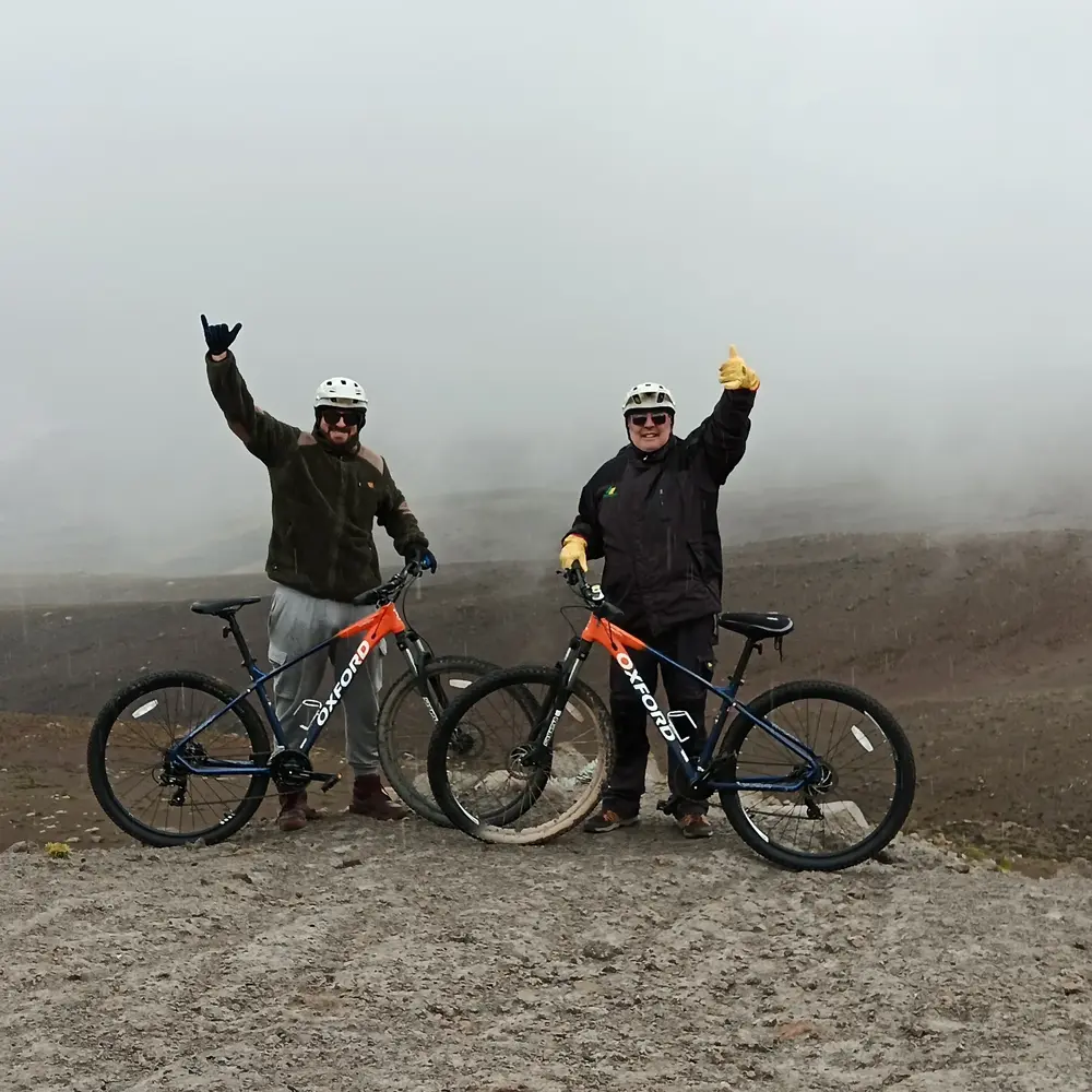 Ciclistas en la cumbre entre la niebla