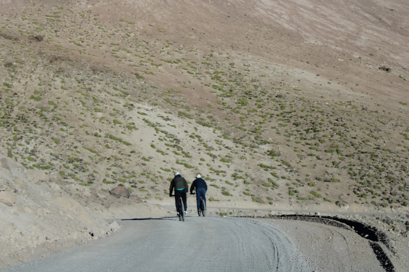 Ciclistas descendiendo por la ladera del camino altiplánico