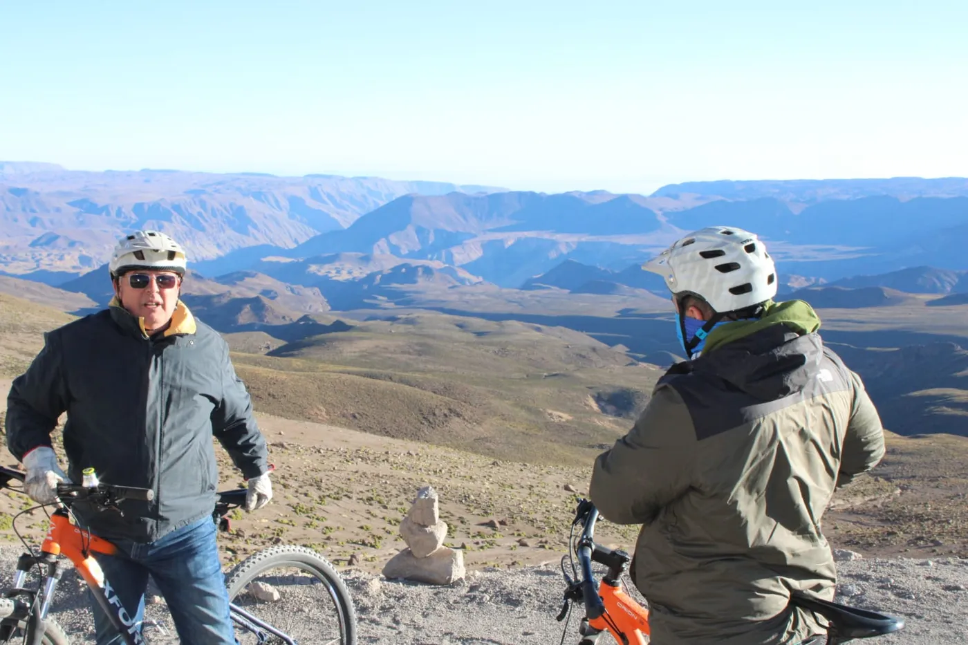 Ciclistas con sus bicicletas en un mirador sobre el cañón del altiplano