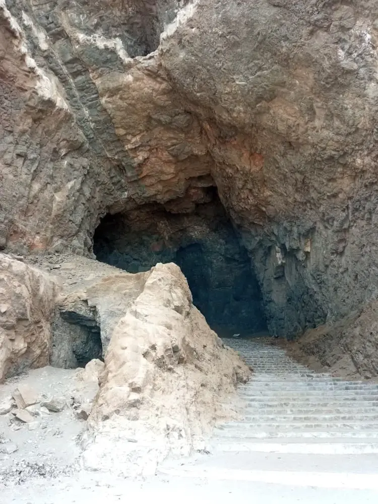 Grupo explorando las Cuevas de Anzota en la costa de Arica