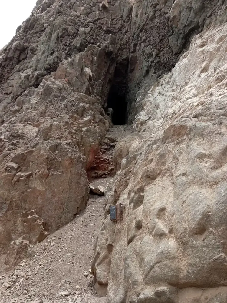 Turistas explorando las Cuevas de Anzota