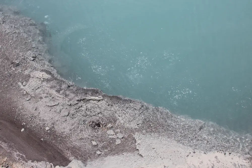 Detalle del agua turquesa de una fuente termal del altiplano