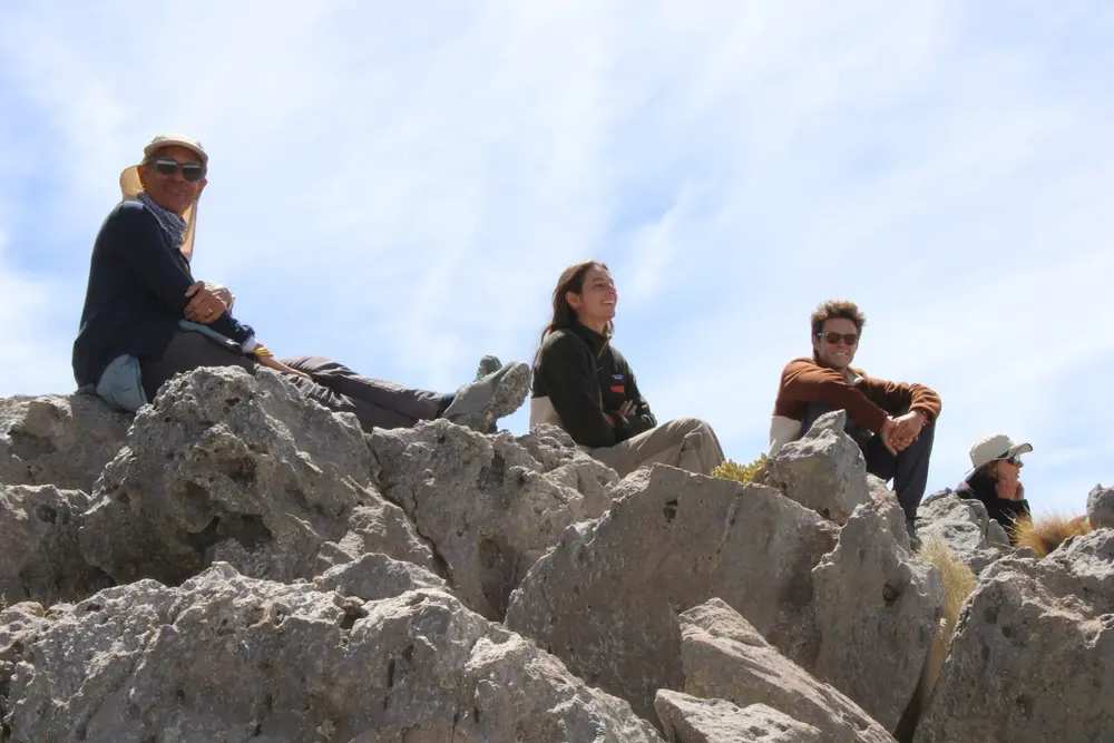 Grupo de pasajeros en el mirador de rocas del Salar de Surire