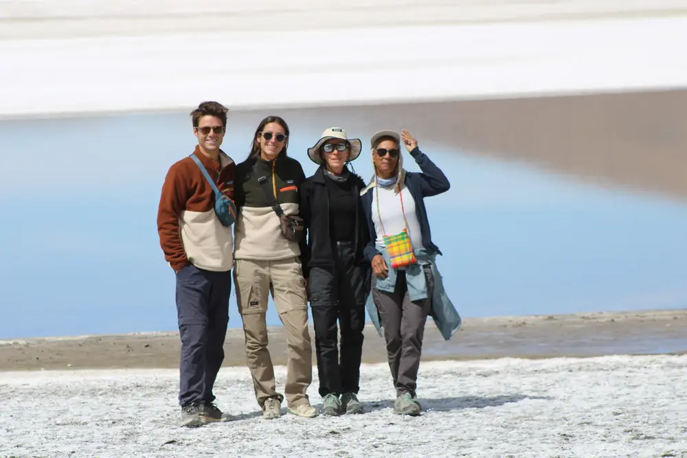 Grupo de pasajeros posando en el Salar de Surire