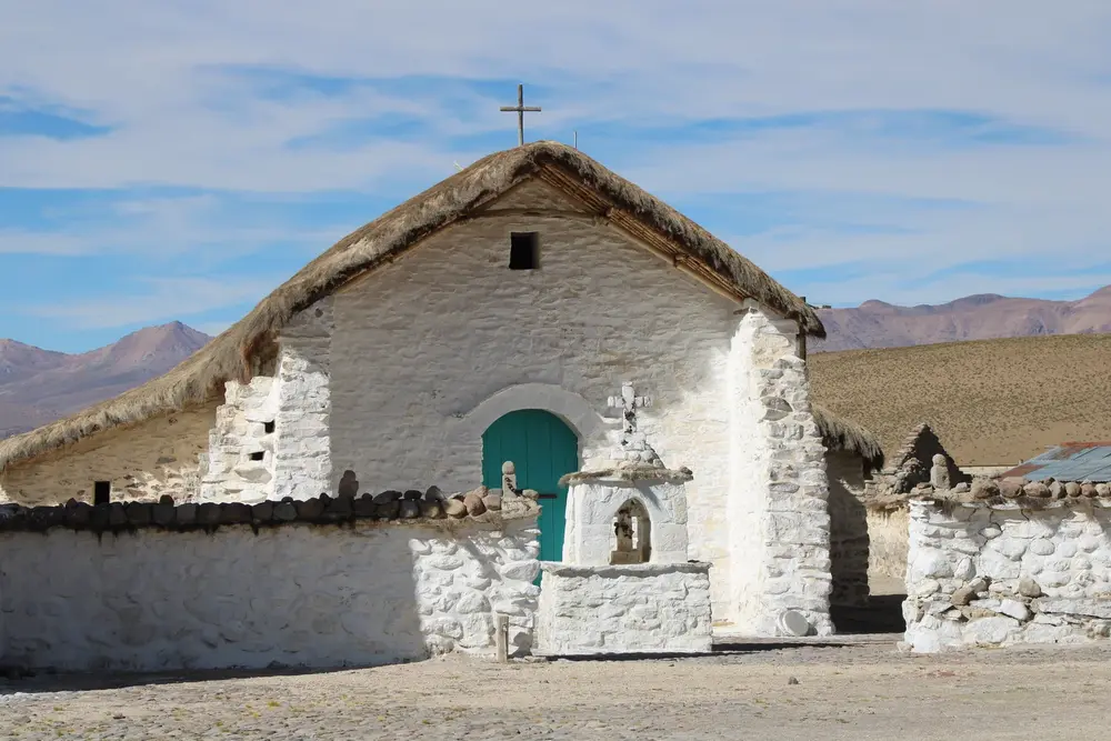 Iglesia andina de piedra y paja del pueblo de Guallatire