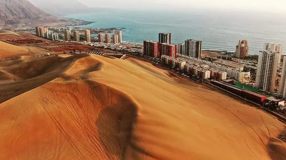 Iquique, dunas y ciudad costera