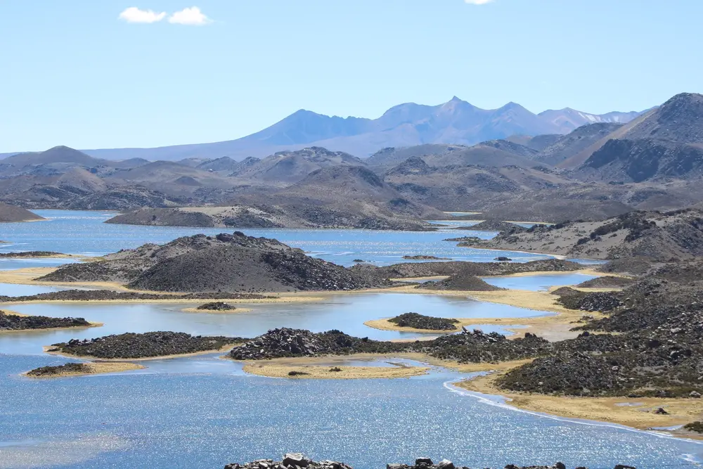 Laguna con islotes rocosos en el altiplano del Parque Lauca