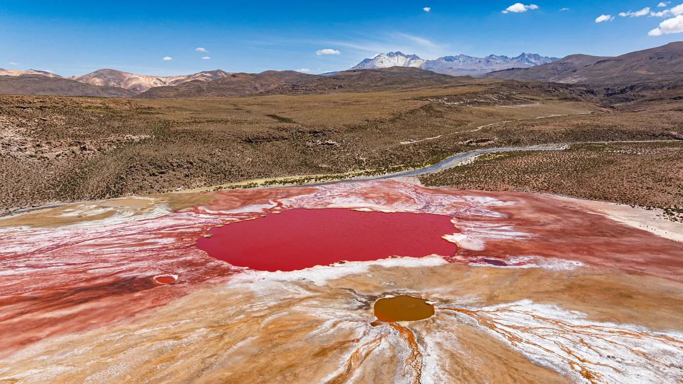 La Laguna Roja en el altiplano de Camarones, con sus bordes minerales blancos y ocres