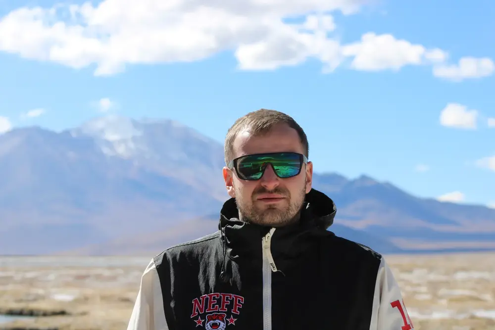 Retrato de pasajero frente al salar y la cordillera del altiplano