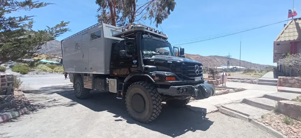 Vehículo overlander Mercedes de gran tamaño en Putre, ejemplo de caravana acompañada por Villa Volcán Tours