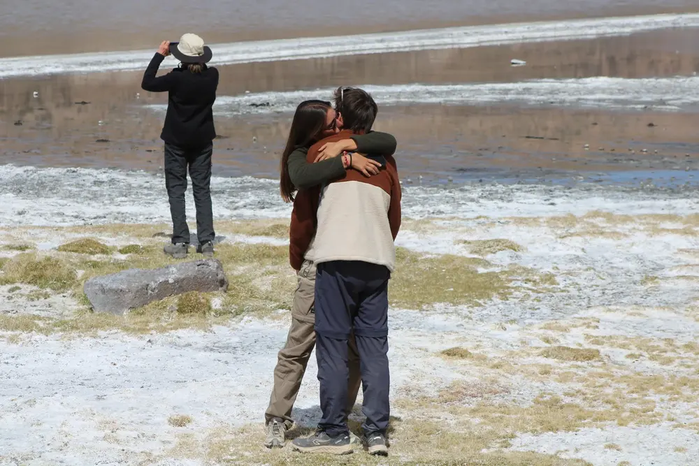 Pareja abrazada en el Salar de Surire