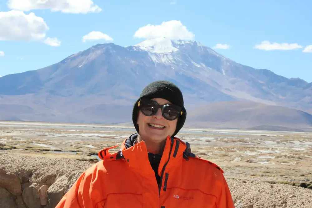 Pasajera en mirador frente a un nevado del altiplano