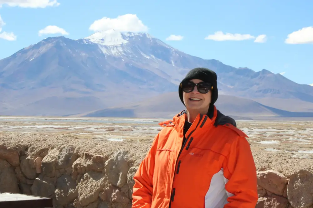 Pasajera en mirador frente al volcán Parinacota
