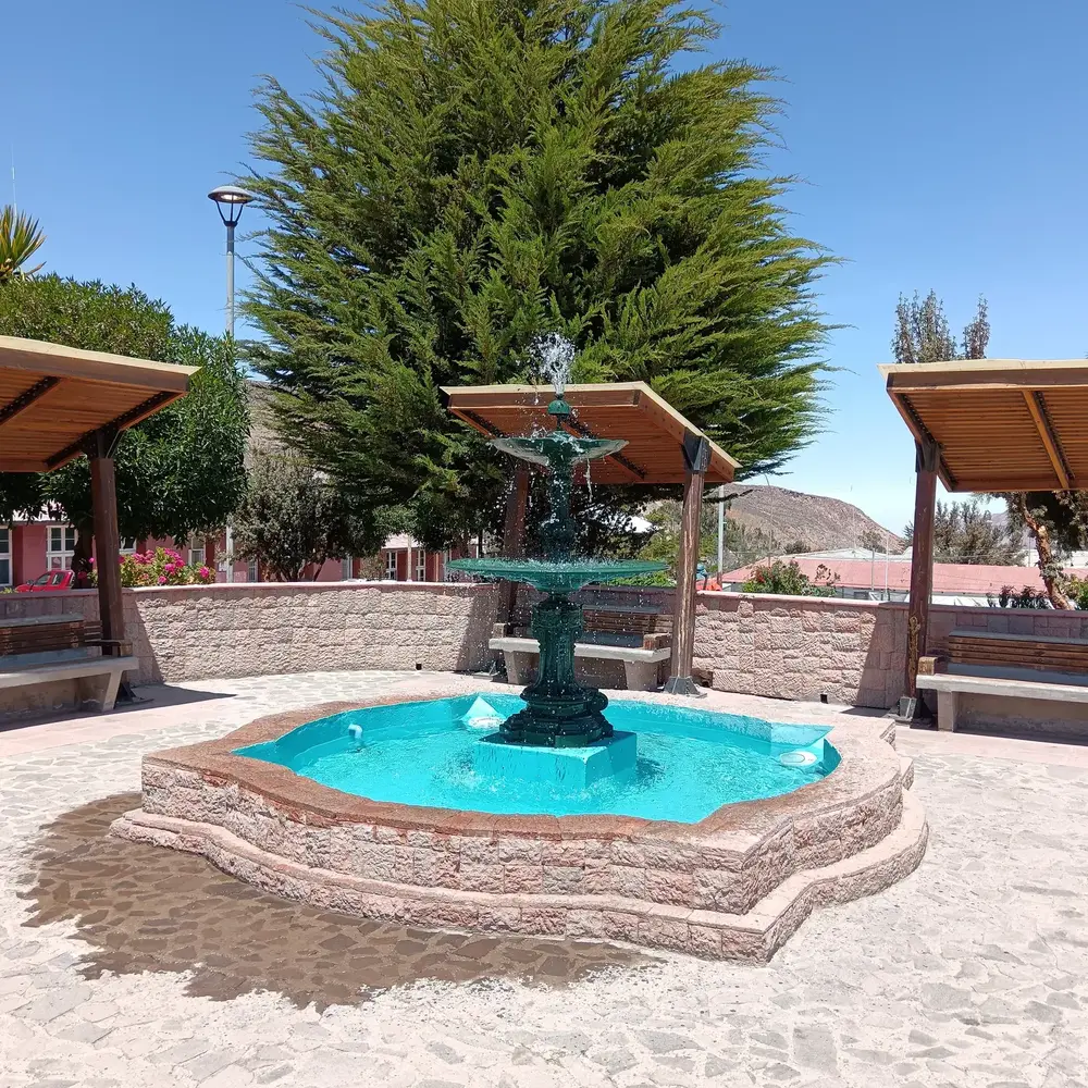 Plaza central de Putre con su fuente