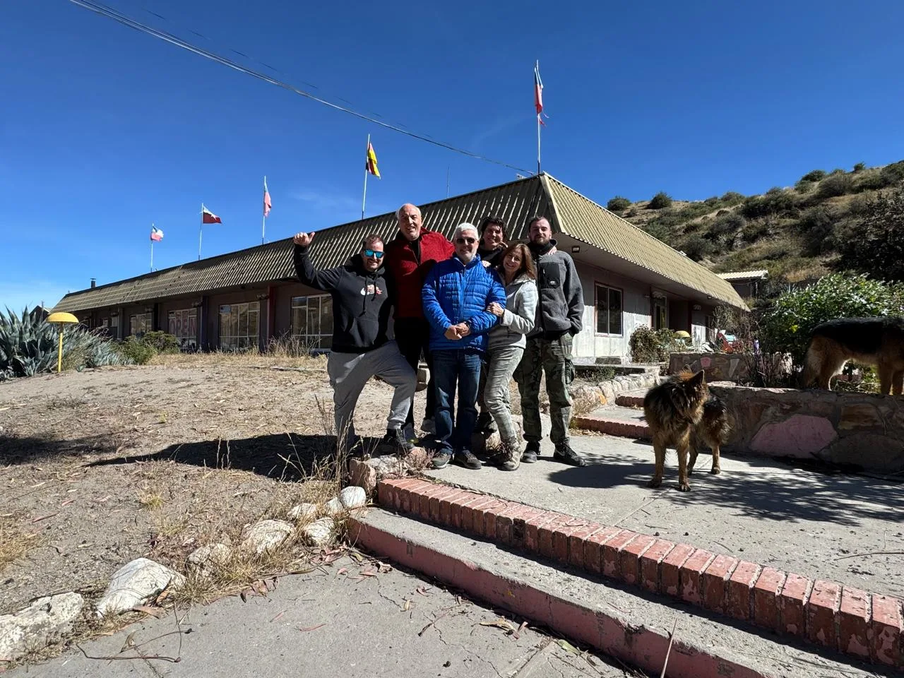 Roberto junto al equipo de Villa Volcán Tours