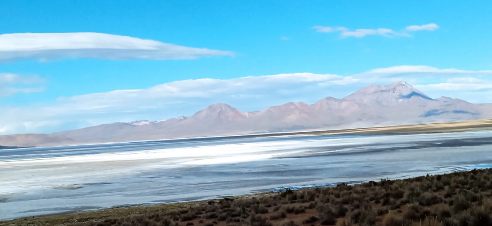 Salar de Surire con volcanes del altiplano al fondo, a 4.200 m.s.n.m. en Arica y Parinacota