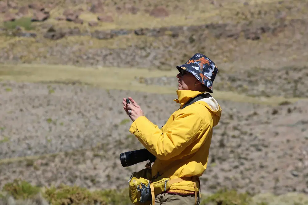 Pasajera fotografiando los cerros de colores de Suriplaza