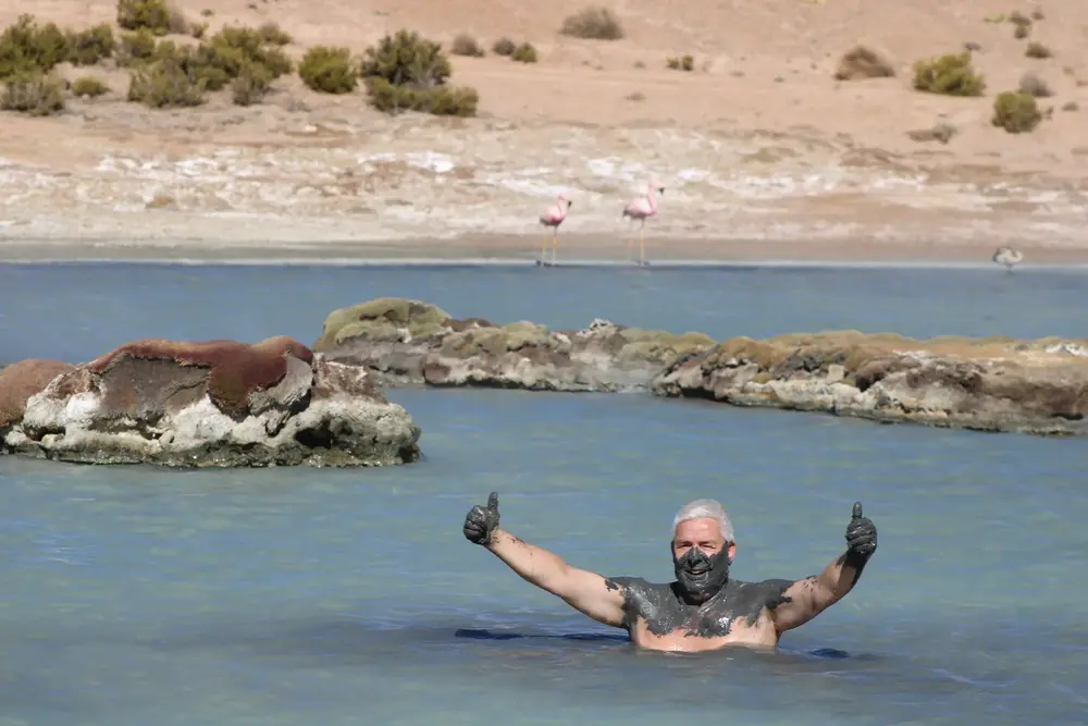 Pasajero relajado en aguas termales del altiplano