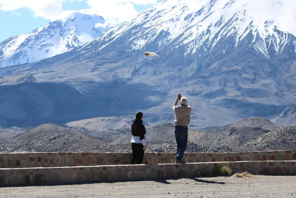 Pasajeros fotografiando los nevados desde un mirador