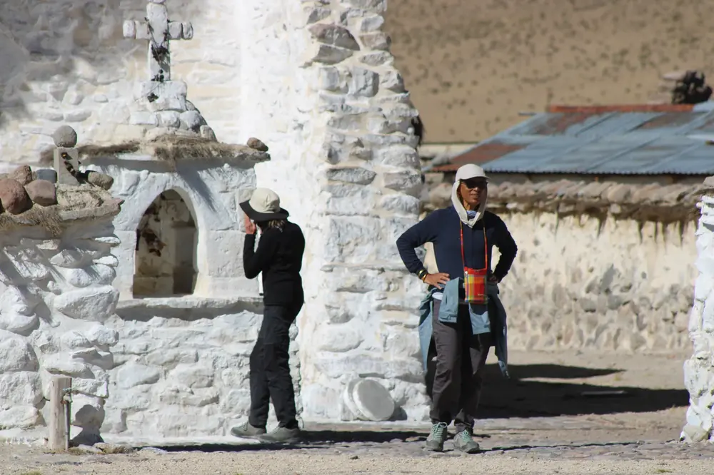 Turistas en la iglesia de piedra de Guallatire