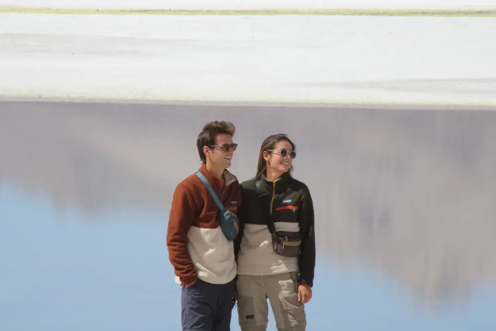 Pasajeros posando en el Salar de Surire
