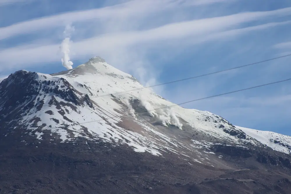 Volcán Guallatiri (6.063 m) con sus fumarolas activas y cumbre nevada