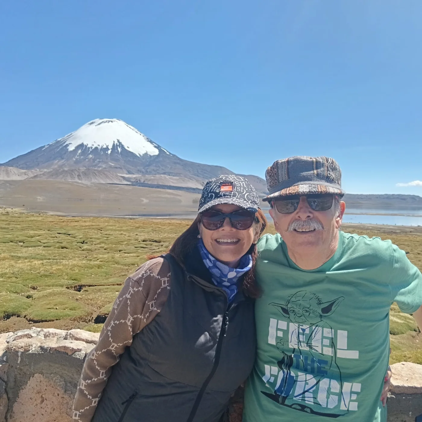 Pasajeros de Villa Volcán Tours frente al volcán Parinacota y el lago Chungará, Parque Nacional Lauca