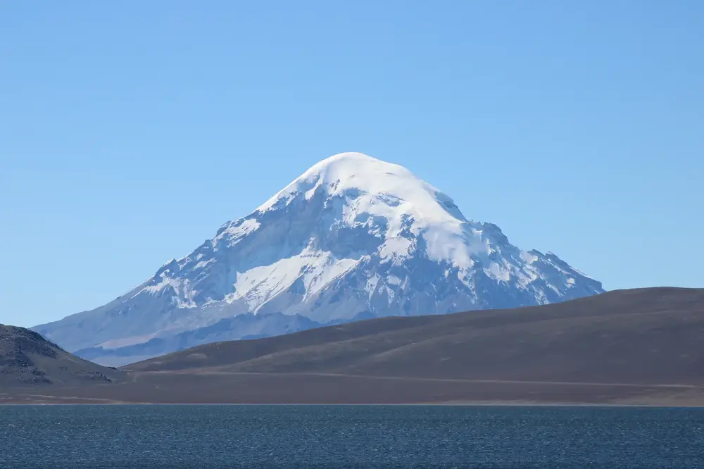Volcán Sajama visto desde el lago Chungará