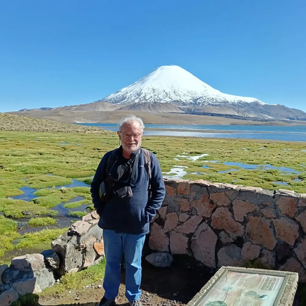 Turista frente al volcán Parinacota y el lago Chungará