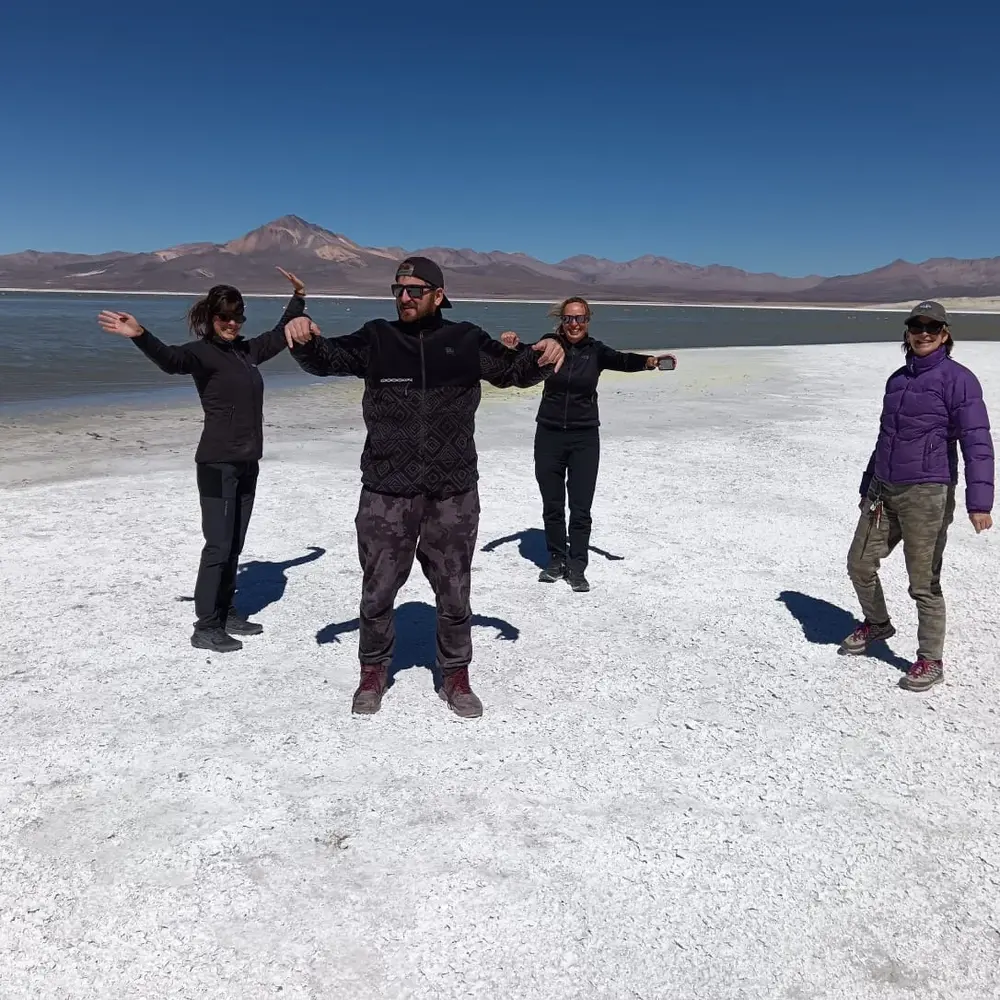 Grupo en el salar altiplánico con volcanes