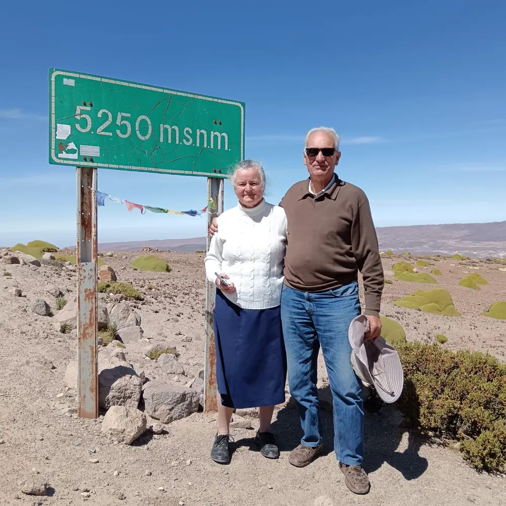 Pasajeros en el cartel de 5.250 m.s.n.m.