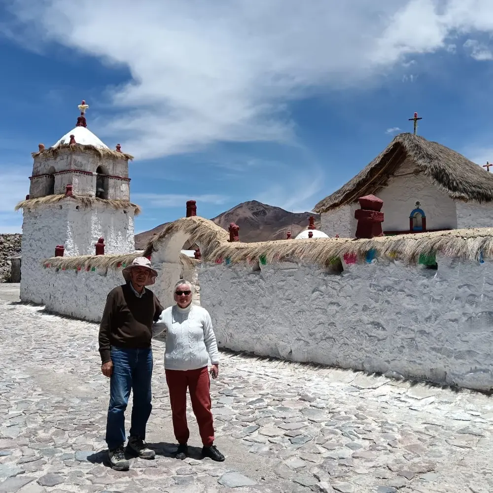 Pareja en iglesia aymara del altiplano