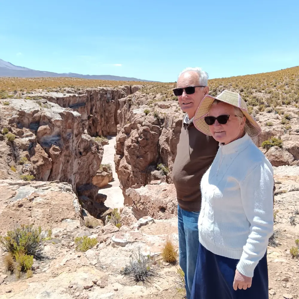 Pareja en mirador del cañón altiplánico