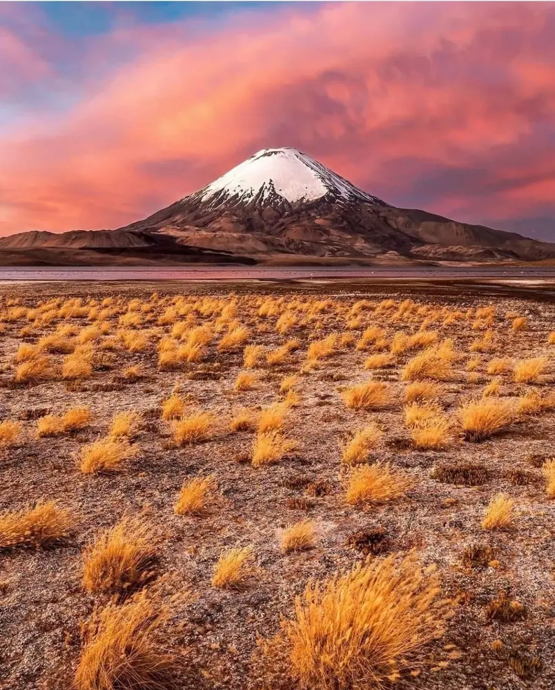 Atardecer en el altiplano sobre el volcán Parinacota, donde parten las salidas de astroturismo