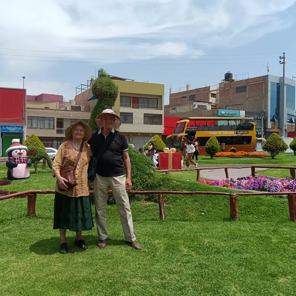 Pasajeros en la plaza de Tacna, Perú